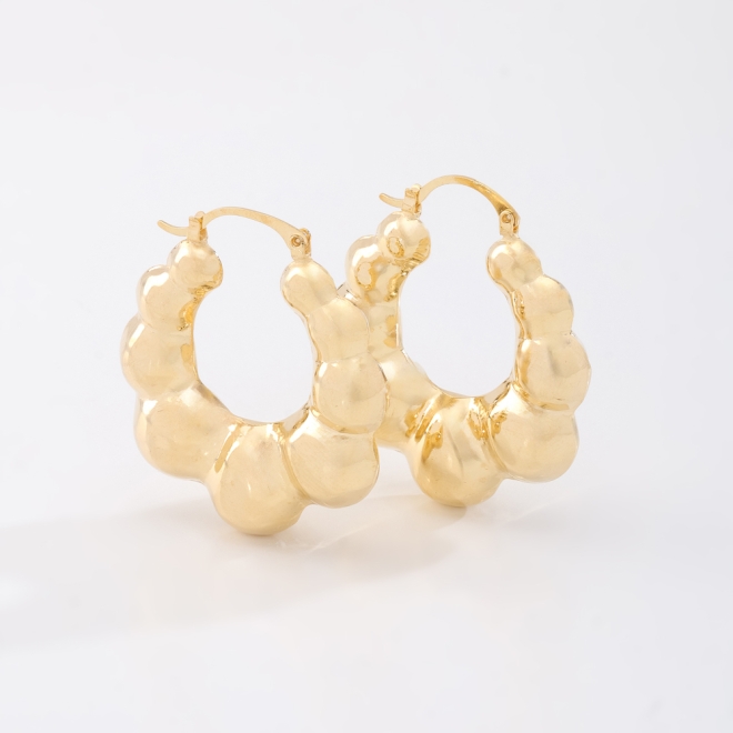 AT-00095 BRINCO BANHADO A OURO 18K EM FORMATO DE ARGOLA COM DESIGN ORGÂNICO E VOLUMOSO