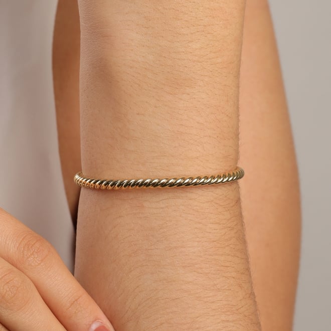 BL-00062 BRACELETE BANHADO A OURO 18K COM DESIGN TORCIDO E FORMATO ABERTO