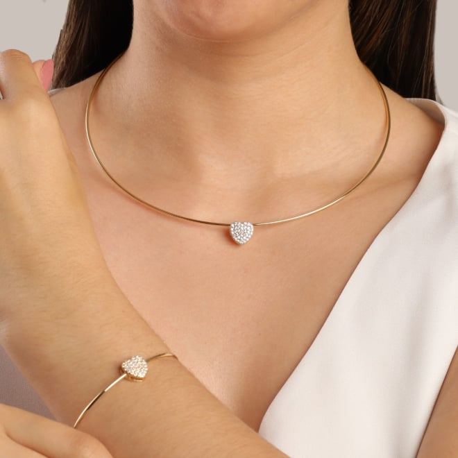 CH-0329 CHOKER COM DESIGN RÍGIDO E PINGENTE DE CORAÇÃO EM ZIRCÔNIAS