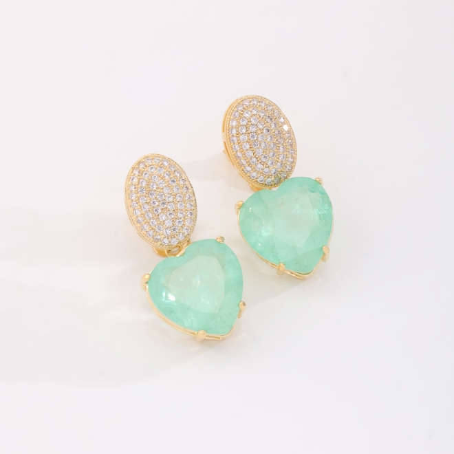 BR-00303 BRINCO BANHADO A OURO 18K COM BASE OVAL CRAVEJADA EM ZIRCÔNIAS E PEDRA FUZION EM FORMATO DE CORAÇÃO