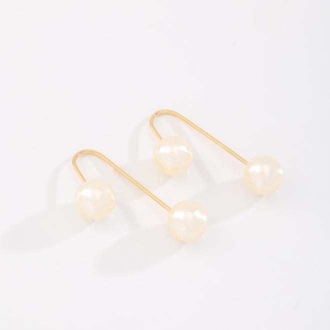 BR-00311 BRINCO BANHADO A OURO 18K COM DESIGN MODERNO E DETALHES EM PÉROLAS