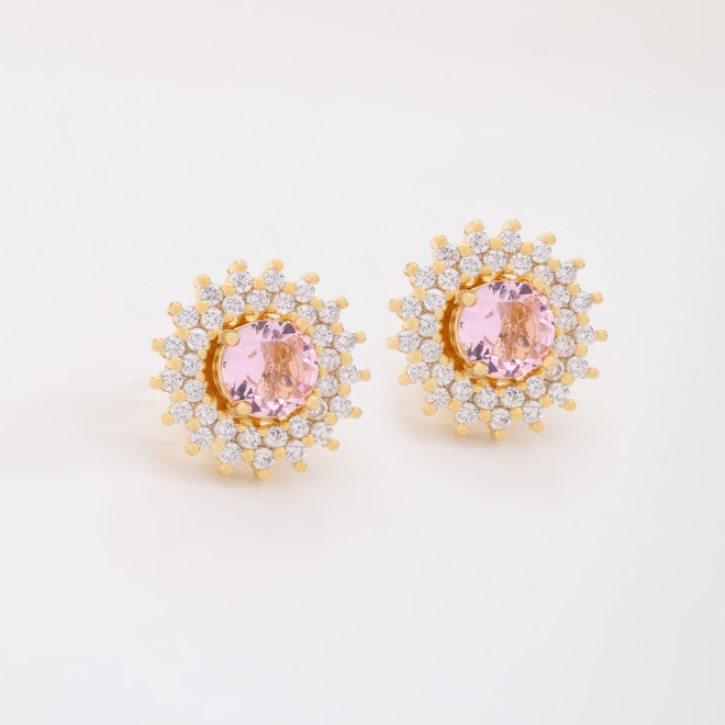 BR-00656-BRINCO FLOR COM ZIRCÔNIAS E PEDRA CENTRAL