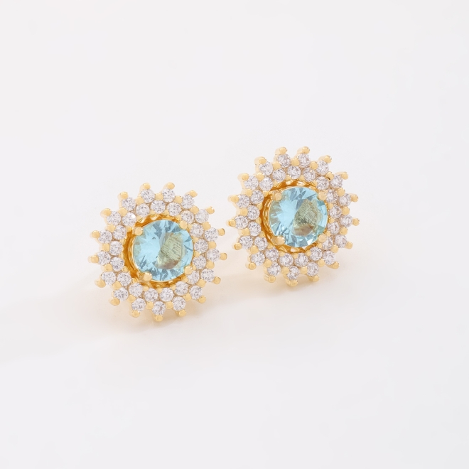 BR-00656-BRINCO FLOR COM ZIRCÔNIAS E PEDRA CENTRAL