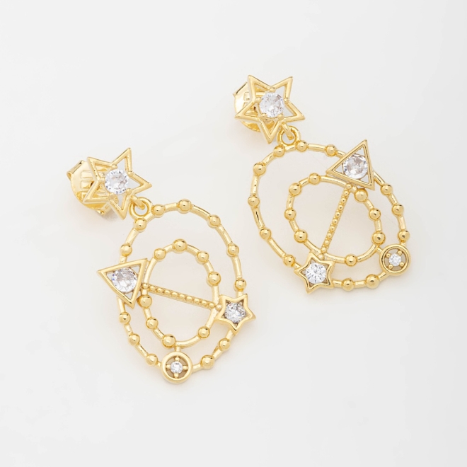 OUTB-00733 BRINCO COM DESIGN LÚDICO E DETALHES DE ESTRELAS, TRIÂNGULOS EM ZIRCÔNIAS.