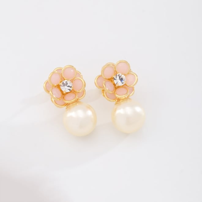 BR-00822 BRINCO BANHADO A OURO 18K COM DESIGN EM FLOR CRAVEJADA EM PEDRAS E PÉROLA PENDENTE