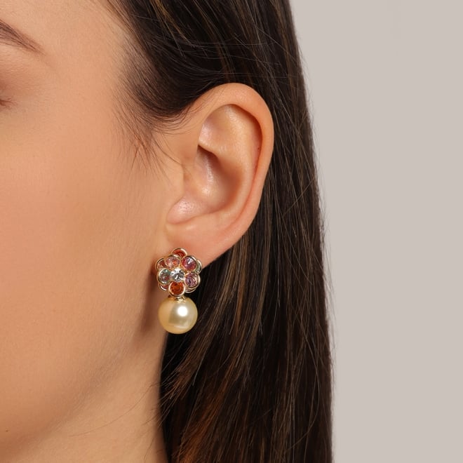 BR-00822 BRINCO BANHADO A OURO 18K COM DESIGN EM FLOR CRAVEJADA EM PEDRAS E PÉROLA PENDENTE