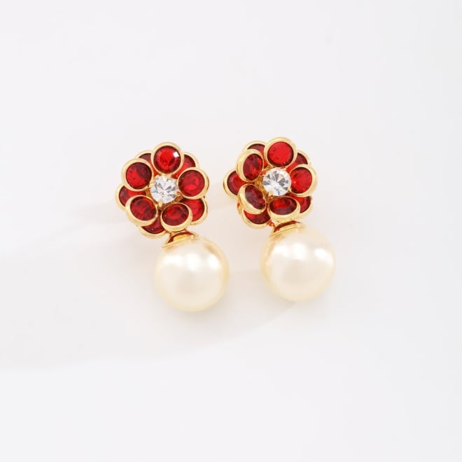 BR-00822 BRINCO BANHADO A OURO 18K COM DESIGN EM FLOR CRAVEJADA EM PEDRAS E PÉROLA PENDENTE