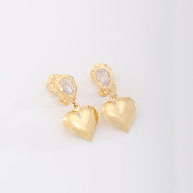 BR-01111 BRINCO BANHADO A OURO 18K COM ZIRCÔNIA EM FORMATO DE GOTA E PINGENTE DE CORAÇÃO.