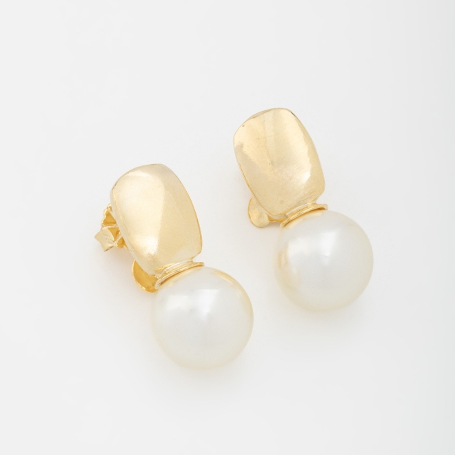 BR-01115 BRINCO BANHADO A OURO 18K COM DETALHE EM PÉROLA CLÁSSICA