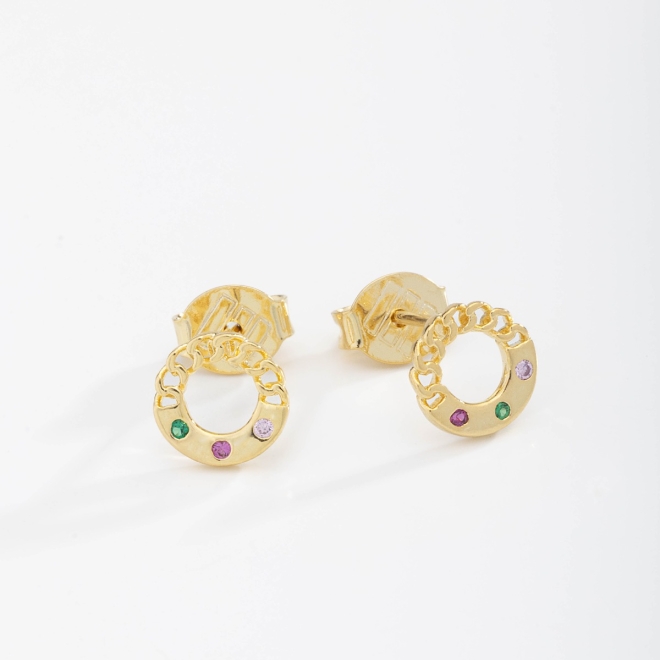 BR-01230 BRINCO BANHADO A OURO 18K COM DESIGN EM ARGOLA E DETALHES EM ZIRCÔNIAS COLORIDAS