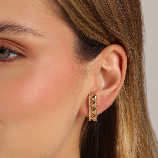 BR-01236 BRINCO BANHADO A OURO 18K MODELO EAR HOOK COM DESIGN EM CORAÇÕES