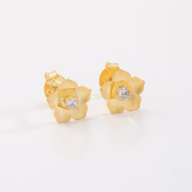 BR-01393 BRINCO BANHADO A OURO 18K DE FLOR COM DETALHE CENTRAL EM ZIRCÔNIA