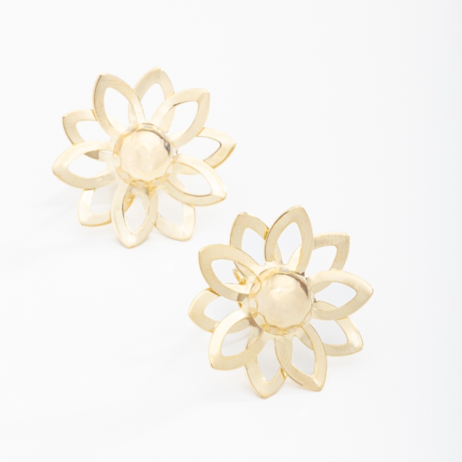 BR-01476 BRINCO BANHADO A OURO 18K EM FORMATO DE FLOR COM PÉTALAS VAZADAS