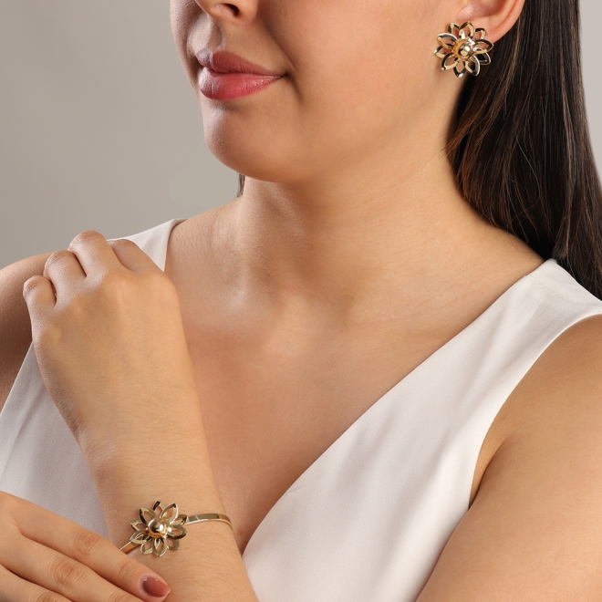 BR-01476 BRINCO BANHADO A OURO 18K EM FORMATO DE FLOR COM PÉTALAS VAZADAS