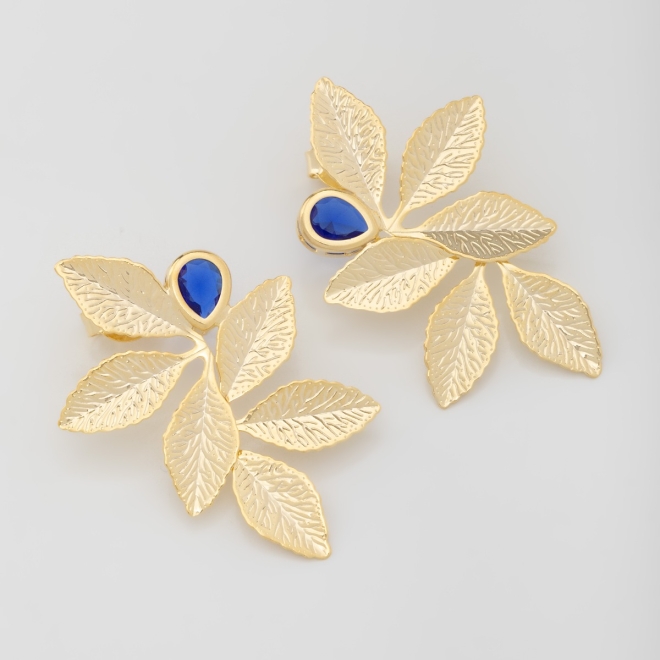 BR-01485 BRINCO BANHADO A OURO 18K EM FORMATO DE FOLHAS COM DETALHES TEXTURIZADOS E PEDRA COLORIDA