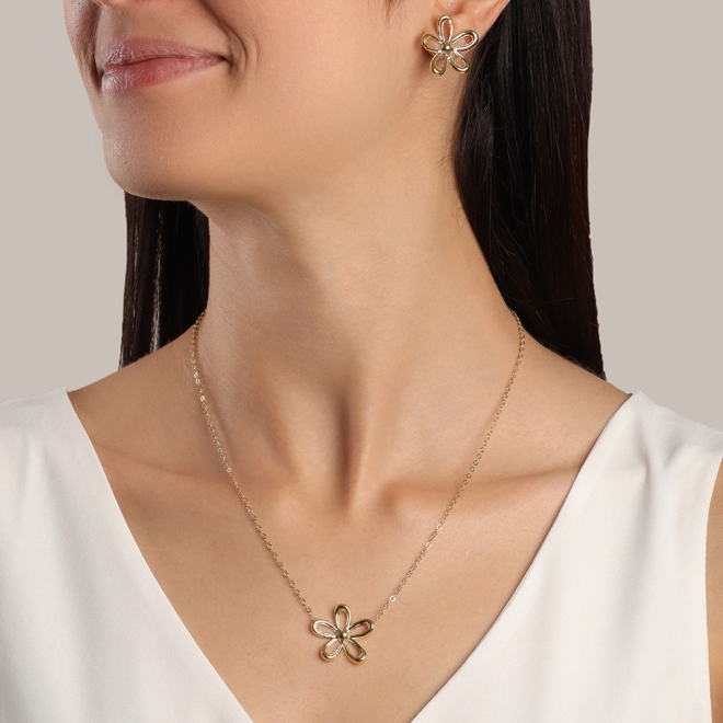 BR-01549 BRINCO BANHADO A OURO 18K EM FORMATO DE FLOR COM DESIGN VAZADO