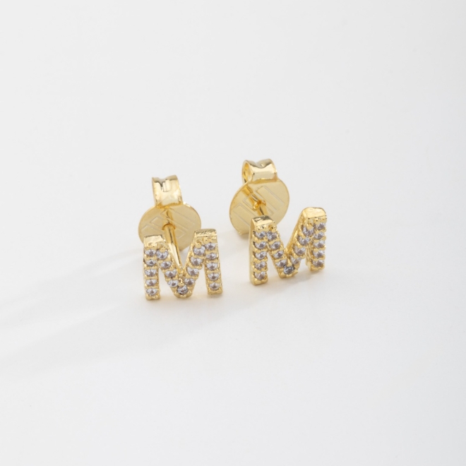 BR-01583 BRINCO BANHADO A OURO 18K EM FORMATO DE LETRA CRAVEJADO EM ZIRCÔNIAS