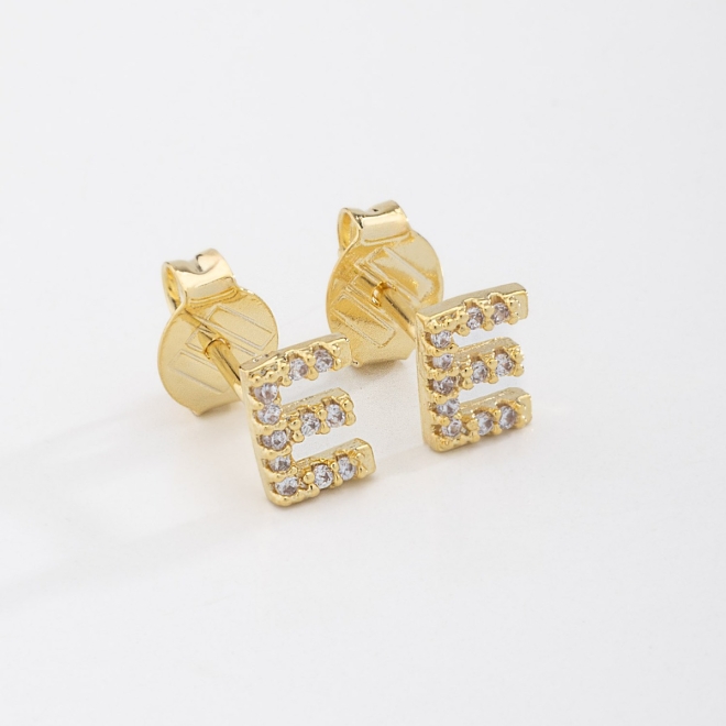 BR-01583 BRINCO BANHADO A OURO 18K EM FORMATO DE LETRA CRAVEJADO EM ZIRCÔNIAS