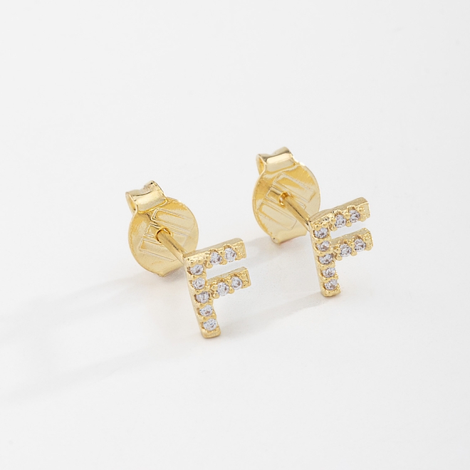 BR-01583 BRINCO BANHADO A OURO 18K EM FORMATO DE LETRA CRAVEJADO EM ZIRCÔNIAS