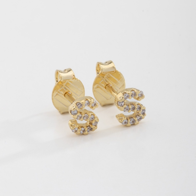 BR-01583 BRINCO BANHADO A OURO 18K EM FORMATO DE LETRA CRAVEJADO EM ZIRCÔNIAS