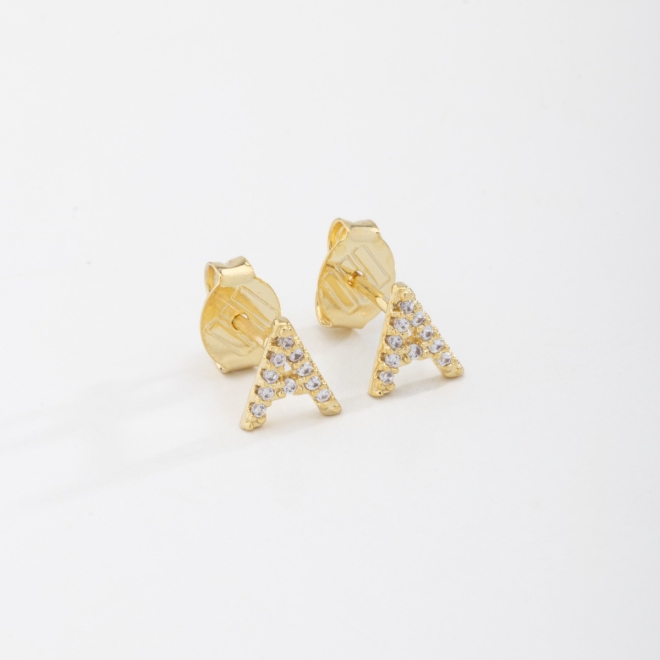 BR-01583 BRINCO BANHADO A OURO 18K EM FORMATO DE LETRA CRAVEJADO EM ZIRCÔNIAS