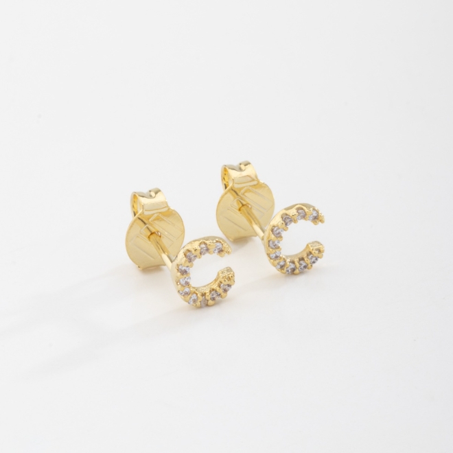 BR-01583 BRINCO BANHADO A OURO 18K EM FORMATO DE LETRA CRAVEJADO EM ZIRCÔNIAS