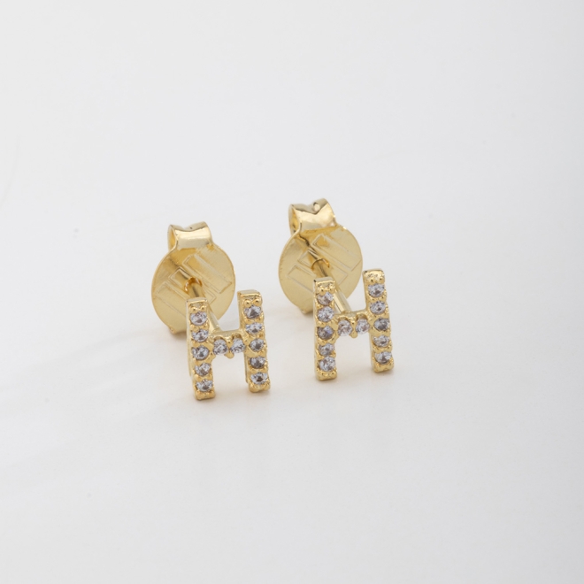 BR-01583 BRINCO BANHADO A OURO 18K EM FORMATO DE LETRA CRAVEJADO EM ZIRCÔNIAS