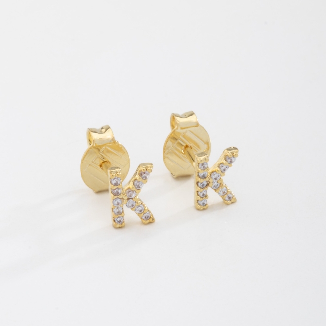 BR-01583 BRINCO BANHADO A OURO 18K EM FORMATO DE LETRA CRAVEJADO EM ZIRCÔNIAS