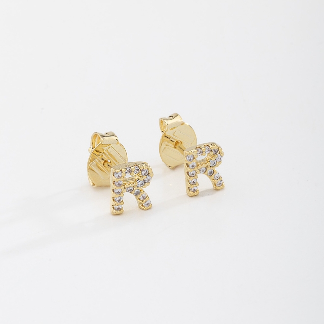 BR-01583 BRINCO BANHADO A OURO 18K EM FORMATO DE LETRA CRAVEJADO EM ZIRCÔNIAS