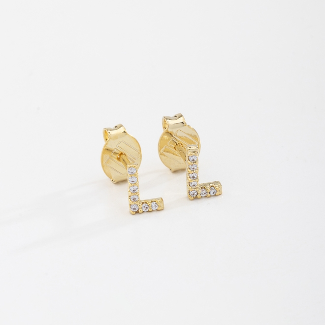 BR-01583 BRINCO BANHADO A OURO 18K EM FORMATO DE LETRA CRAVEJADO EM ZIRCÔNIAS