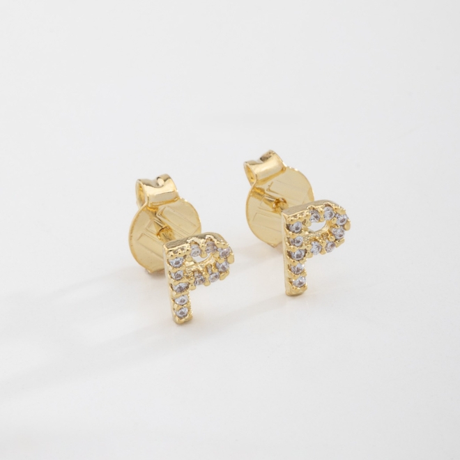 BR-01583 BRINCO BANHADO A OURO 18K EM FORMATO DE LETRA CRAVEJADO EM ZIRCÔNIAS