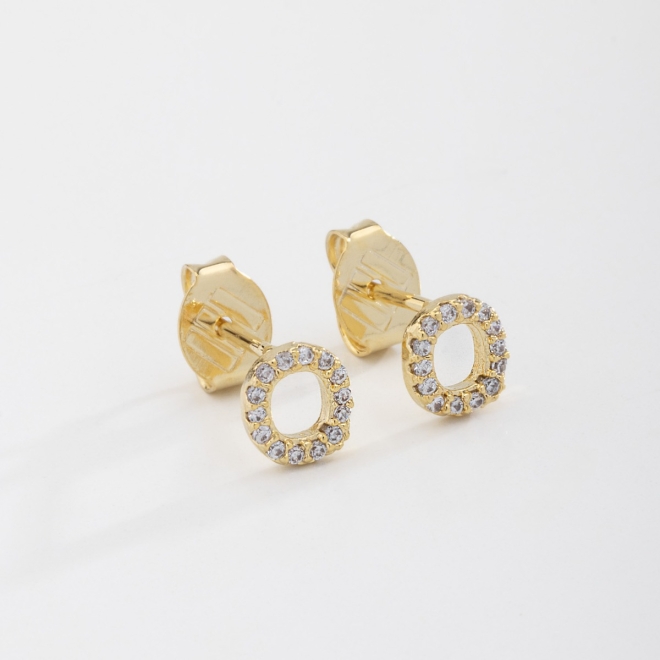 BR-01583 BRINCO BANHADO A OURO 18K EM FORMATO DE LETRA CRAVEJADO EM ZIRCÔNIAS