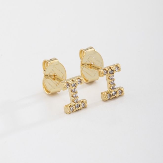 BR-01583 BRINCO BANHADO A OURO 18K EM FORMATO DE LETRA CRAVEJADO EM ZIRCÔNIAS