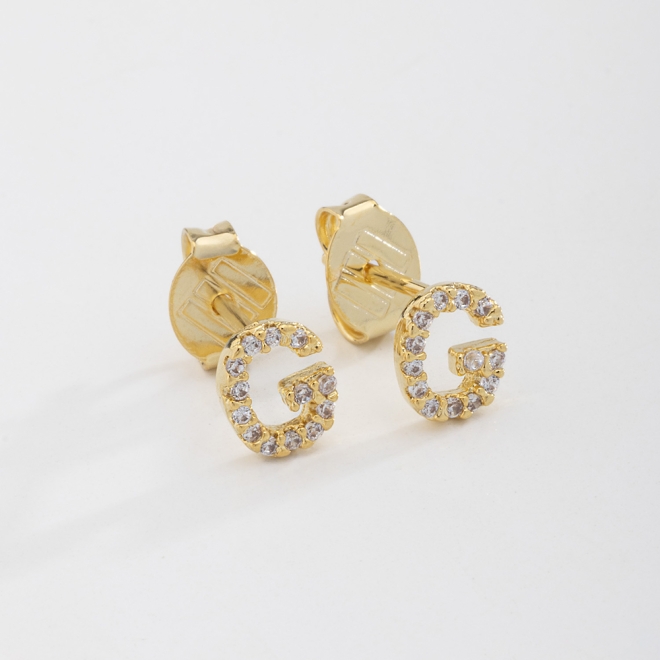 BR-01583 BRINCO BANHADO A OURO 18K EM FORMATO DE LETRA CRAVEJADO EM ZIRCÔNIAS