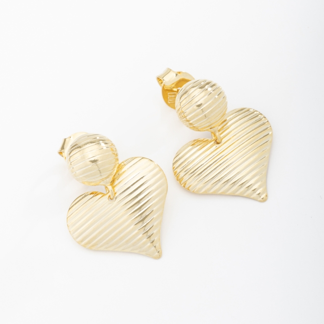 BR-01584 BRINCO BANHADO A OURO 18K COM ESFERA TEXTURIZADA E PINGENTE EM FORMATO DE CORAÇÃO