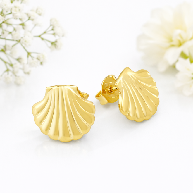 BR-01585 BRINCO BANHADO A OURO 18K COM DESIGN EM FORMATO DE CONCHA