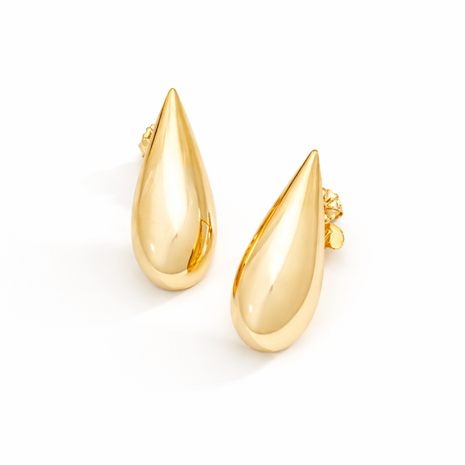 BR-01646-BRINCO BANHADO A OURO 18K EM FORMATO GOTA COM ACABAMENTO LISO E POLIDO