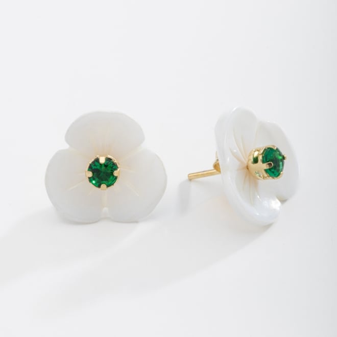 BR-01686 BRINCO BANHADO A OURO 18K EM FORMATO DE FLOR COM PÉTALAS EM MADRE PÉROLA