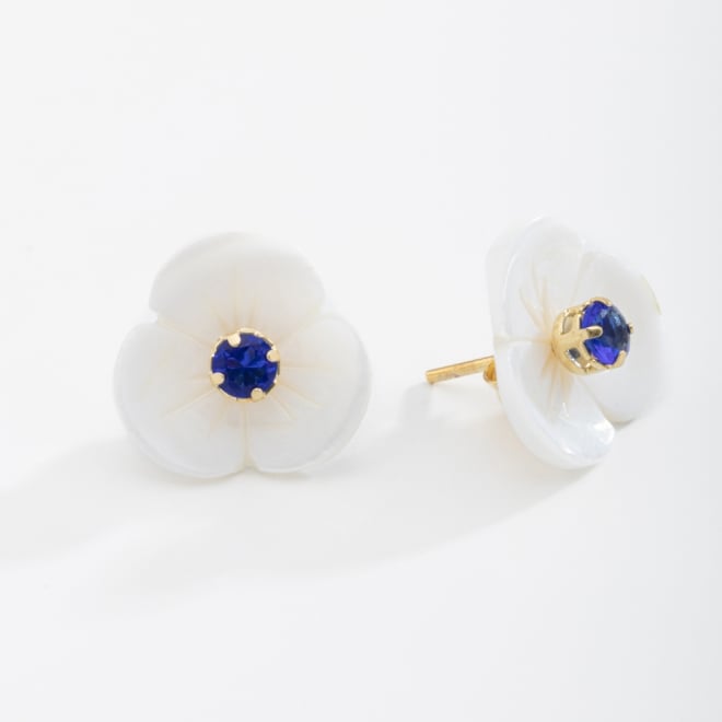 BR-01686 BRINCO BANHADO A OURO 18K EM FORMATO DE FLOR COM PÉTALAS EM MADRE PÉROLA