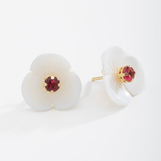 BR-01686 BRINCO BANHADO A OURO 18K EM FORMATO DE FLOR COM PÉTALAS EM MADRE PÉROLA