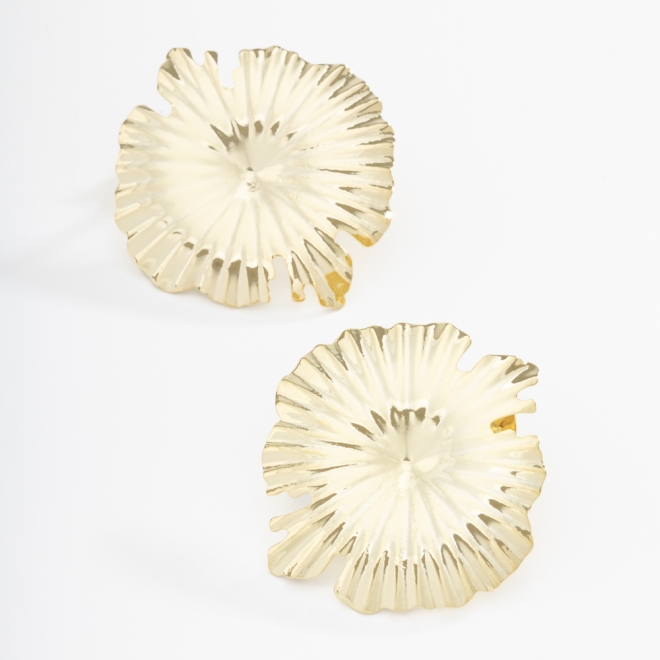 BR-02076 BRINCO BANHADO A OURO 18K EM FORMATO DE FLOR COM PÉTALAS TEXTURIZADAS
