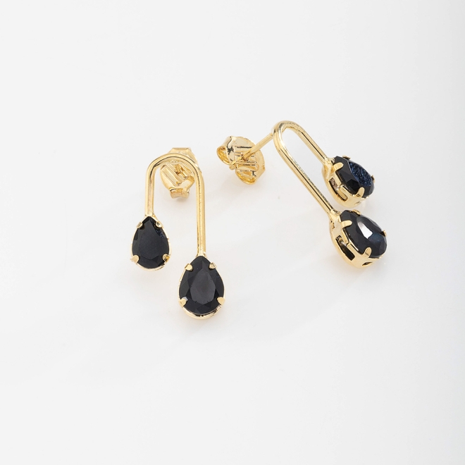 BR-02174 BRINCO BANHADO A OURO 18K COM DESIGN MODERNO E PEDRAS EM FORMATO DE GOTA.