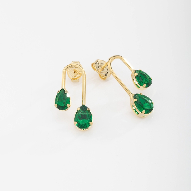 BR-02174 BRINCO BANHADO A OURO 18K COM DESIGN MODERNO E PEDRAS EM FORMATO DE GOTA.