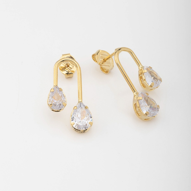 BR-02174 BRINCO BANHADO A OURO 18K COM DESIGN MODERNO E PEDRAS EM FORMATO DE GOTA.