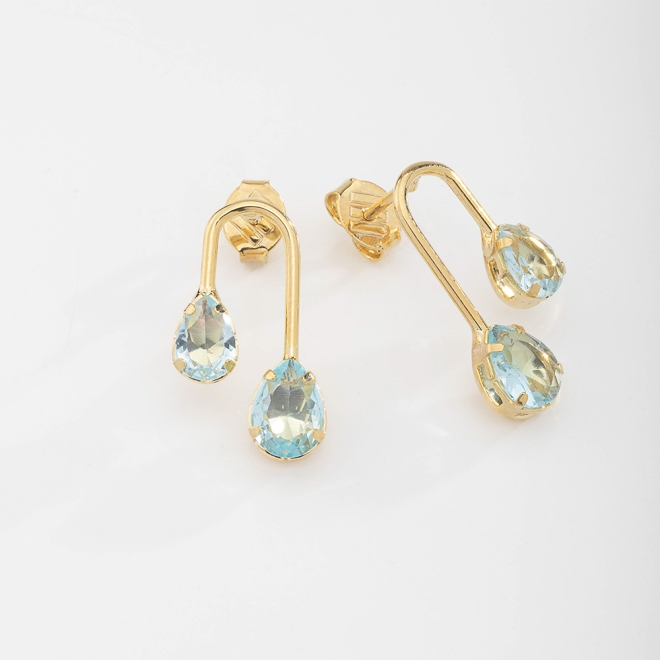 BR-02174 BRINCO BANHADO A OURO 18K COM DESIGN MODERNO E PEDRAS EM FORMATO DE GOTA.