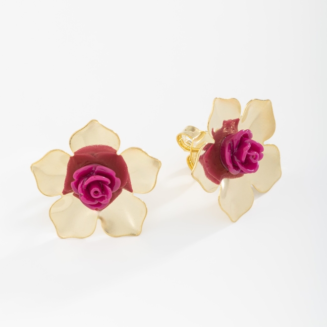 BR-02220 BRINCO BANHADO A OURO 18K EM FORMATO DE FLOR COM PÉTALAS METÁLICAS E DETALHE CENTRAL EM FLOR