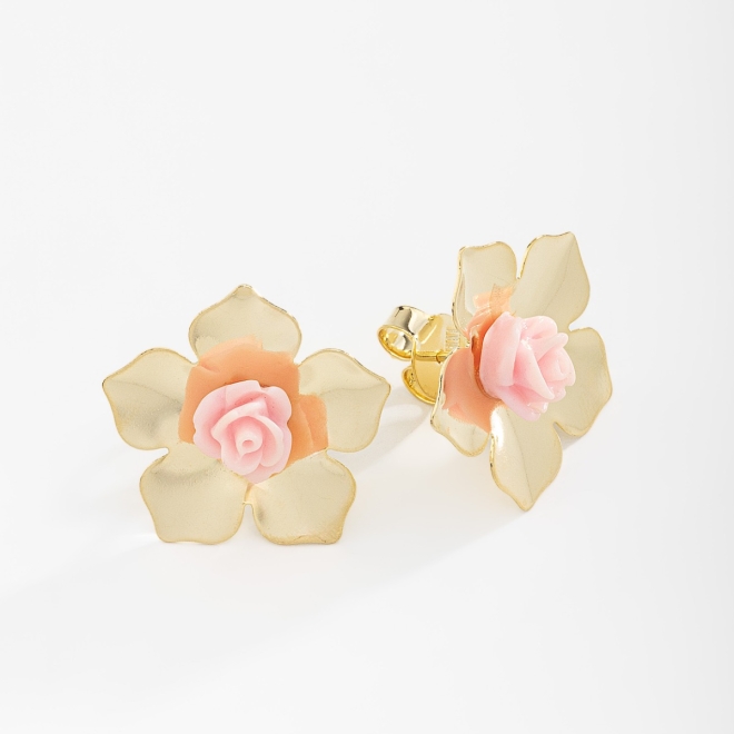 BR-02220 BRINCO BANHADO A OURO 18K EM FORMATO DE FLOR COM PÉTALAS METÁLICAS E DETALHE CENTRAL EM FLOR