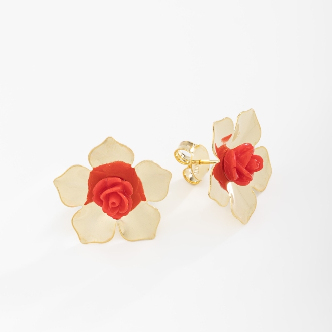 BR-02220 BRINCO BANHADO A OURO 18K EM FORMATO DE FLOR COM PÉTALAS METÁLICAS E DETALHE CENTRAL EM FLOR