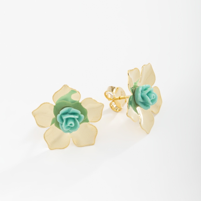 BR-02220 BRINCO BANHADO A OURO 18K EM FORMATO DE FLOR COM PÉTALAS METÁLICAS E DETALHE CENTRAL EM FLOR
