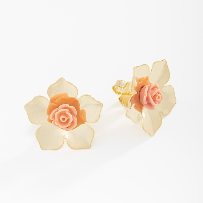 BR-02220 BRINCO BANHADO A OURO 18K EM FORMATO DE FLOR COM PÉTALAS METÁLICAS E DETALHE CENTRAL EM FLOR